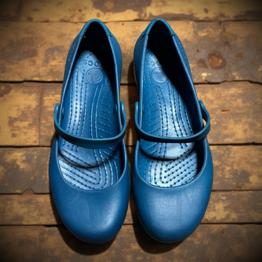 Blue Croc Women’s 9W Flats w/ Strap